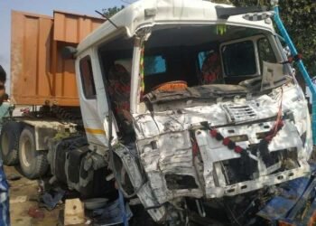Auraiya News: ट्रॉला-डीसीएम में भिड़ंत, केबिन में फंसे ट्रॉला चालक की मौत