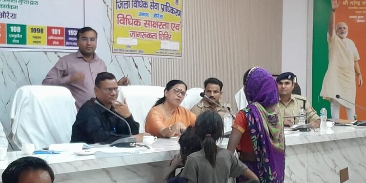 Auraiya News: महिला आयोग की सदस्य ने सुनीं समस्याएं