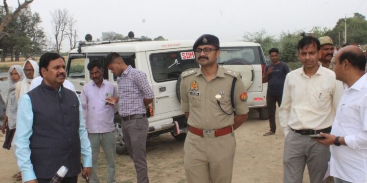 Auraiya News: आदेश के नौ माह बाद अवैध निर्माण में 44 कब्जेदारों को बेदखली का नोटिस