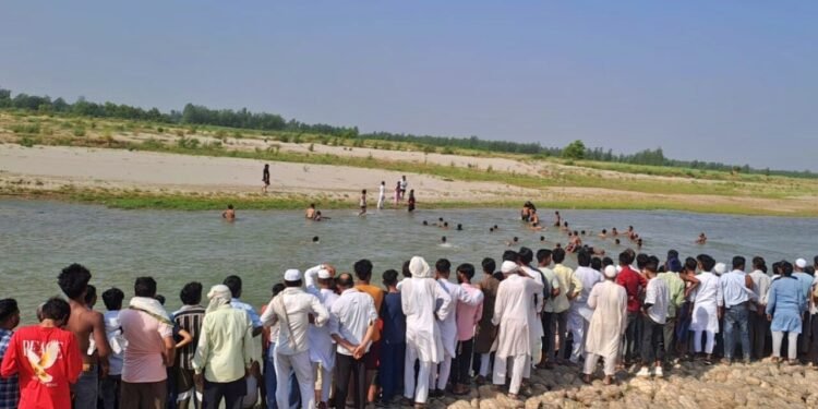 Auraiya News: दो परिवारों ने खोए तीन बच्चे, पोस्टमार्टम में देर होने पर नाराजगी