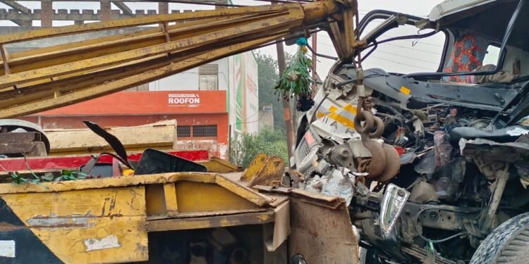 Auraiya News: हाईवे पर ट्रक ने टैंकर में मारी टक्कर, ट्रॉला से भिड़ा टैंकर,