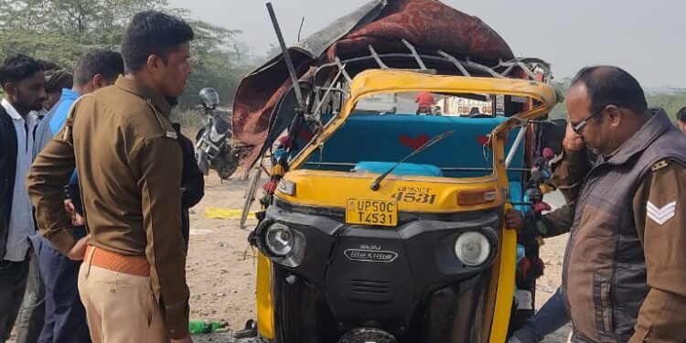 Auraiya News: तेज रफ्तार ऑटो पलटा, आठ घायल