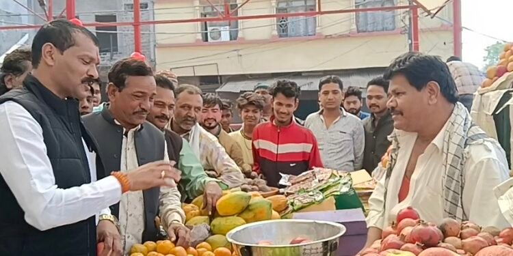 Auraiya News: यात्री प्रतीक्षालय पर सजीं फल व सब्जी-पूड़ी की दुकानें