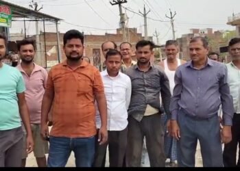 Auraiya News: दिबियापुर में बस अड्डे की सड़क निर्माण के लिए प्रदर्शन