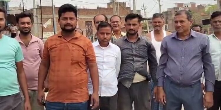 Auraiya News: दिबियापुर में बस अड्डे की सड़क निर्माण के लिए प्रदर्शन