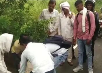 Auraiya News: डंपर चालक ने बाइक सवार पिता-पुत्र को कुचला, मौत