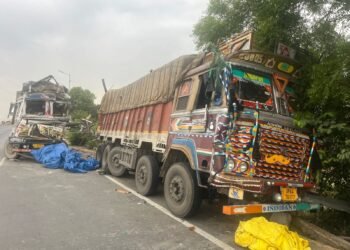 Auraiya News: हाईवे पर खड़े ट्रक में पीछे से भिड़ा दूसरा ट्रक, चार घायल
