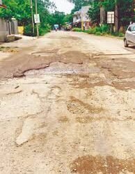 Auraiya News: अधूरी सड़क पर गड्ढे, लोग परेशान