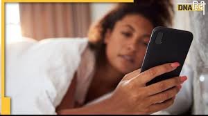 Kanpur : सिर झुकाकर घंटों मोबाइल देखने से कंधा हो रहा जाम,