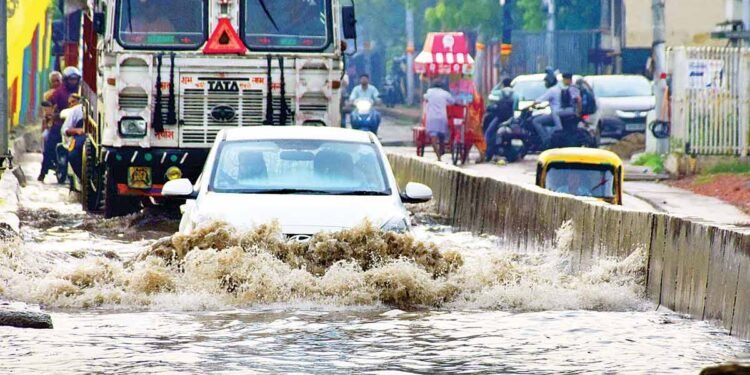 Agra: मामूली बारिश से हाईवे पर जलभराव…राहगीरों को हो रही परेशानी