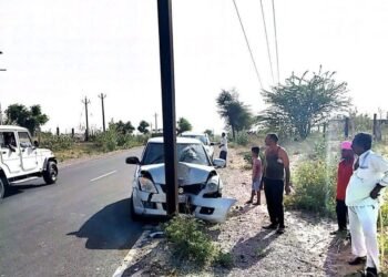 Auraiya News: झपकी आने से हाईवे पर पोल से टकराई कार, तीन घायल