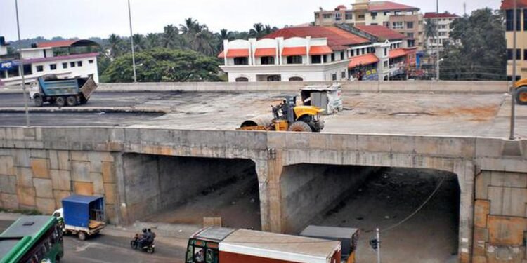 Auraiya News: अंडरपास न ही हाईवे पर कट, गांवों तक पहुंचने का रास्ता बंद