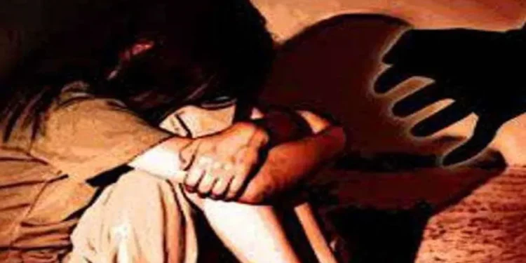 Auraiya News: रिश्ते में चाचा युवती से पांच साल से कर रहा था दुष्कर्म