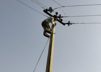 Auraiya News: लाइन में फॉल्ट से गुल हो गई 100 गांवों की बिजली