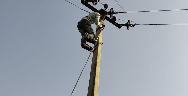 Auraiya News: लाइन में फॉल्ट से गुल हो गई 100 गांवों की बिजली