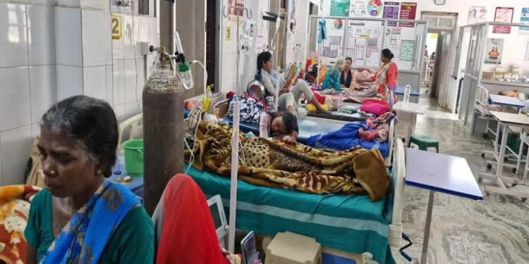 Auraiya News: बारिश व उमस से बढ़े त्वचा, उल्टी-दस्त के मरीज