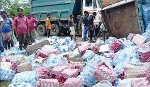 Auraiya News: हाईवे पर पलटा कोल्डड्रिंक लदा लोडर, बोतलें बिखरीं