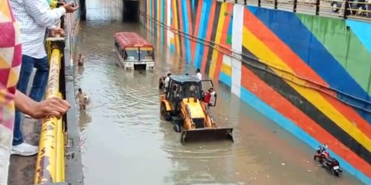 इटावा के मैनपुरी अंडरपास में जलभराव, रोडवेज बस फंसी बस…जेसीबी से निकलवाई