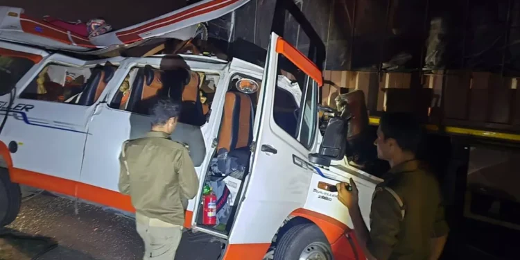 Fatehabad : आगरा-लखनऊ एक्सप्रेसवे पर ट्रेलर में घुसी बस, चालक की मौके पर मौत