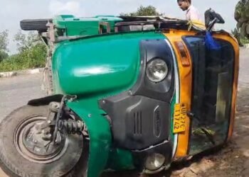 Auraiya News: मवेशी को बचाने में पलटा ऑटो पांच मीटर घिसटा, बाइक से टकराया