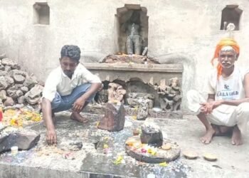 Auraiya News: धौरा मंदिर में नाग पंचमी पर होती है खंडित मूर्तियों की पूजा
