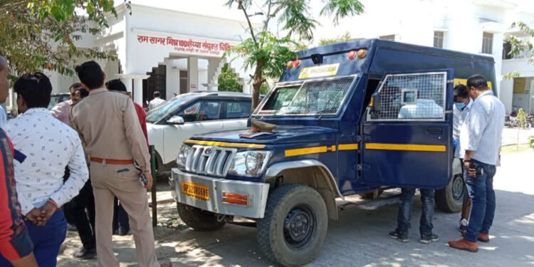 Auraiya News: गोली से घायल कैश वैन के हेल्पर की मौत,