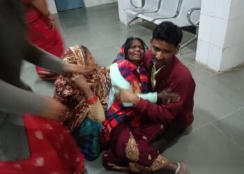 Auraiya News: बाइक बेकाबू होने से मंदिर जा रही युवती की मौत