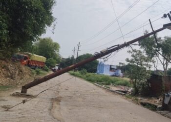Auraiya News: सड़क चौड़ी करने में बाधा बने 171 बिजली के खंभे हटेंगे