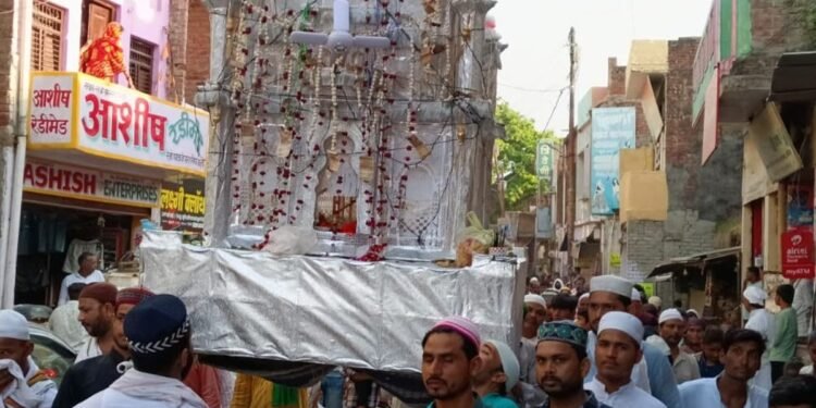 Auraiya News: मुहर्रम पर ताजिया जुलूस निकाला