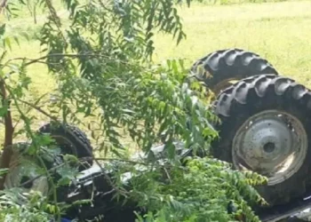 Auraiya News: खेत में फंसा ट्रैक्टर पलटा, दबने से युवक घायल