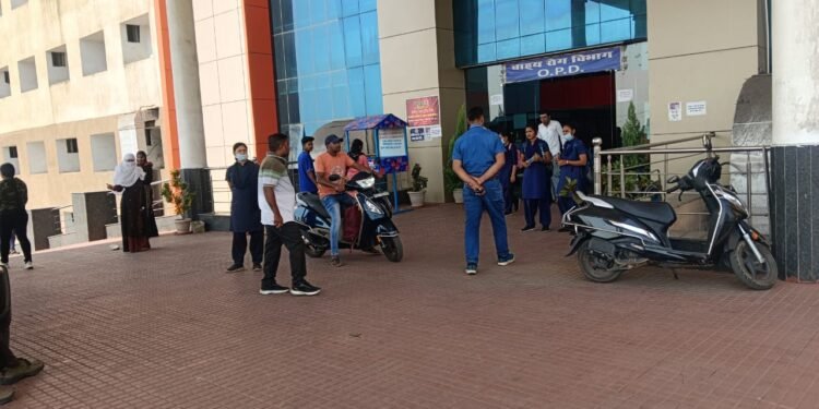 Auraiya News: अभद्रता पर हटाए गए मेडिकल कॉलेज के चार गार्ड