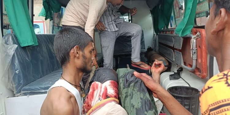 Auraiya News: मेमू में कहासुनी के बाद युवक को दिया धक्का, पैर कटे