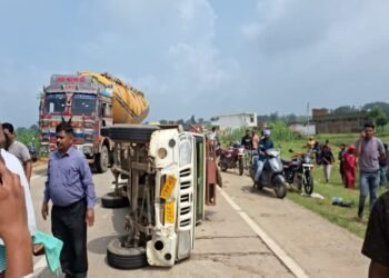 Auraiya News: भूसा ले जा रही पिकअप पलटने से पांच लोग दबे