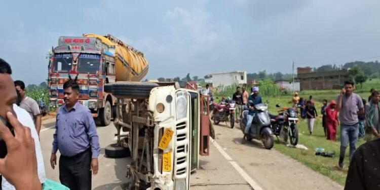 Auraiya News: भूसा ले जा रही पिकअप पलटने से पांच लोग दबे