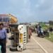 Auraiya News: भूसा ले जा रही पिकअप पलटने से पांच लोग दबे