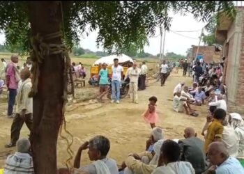 Auraiya News: करंट लगने से मृत युवक का शव रखकर हंगामा