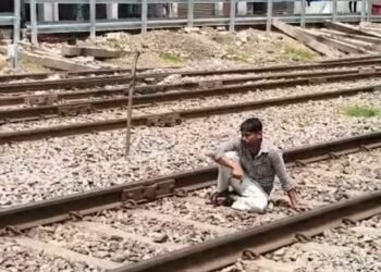 Auraiya News: नशे की हालत में रेलवे ट्रैक पर लेटा युवक