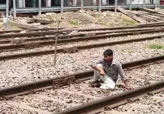 Auraiya News: नशे की हालत में रेलवे ट्रैक पर लेटा युवक