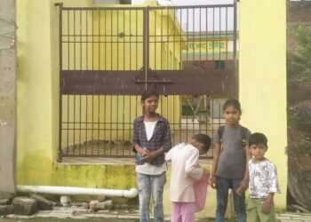 Auraiya News: एक घंटे देर से खुला स्कूल का ताला, बाहर बैठे रहे बच्चे