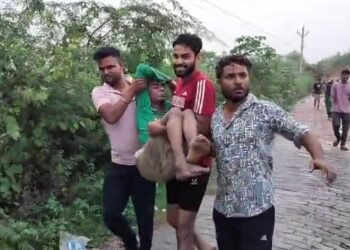 Auraiya News: साइकिल पर गिरी हाईटेंशन लाइन, किशोर झुलसा