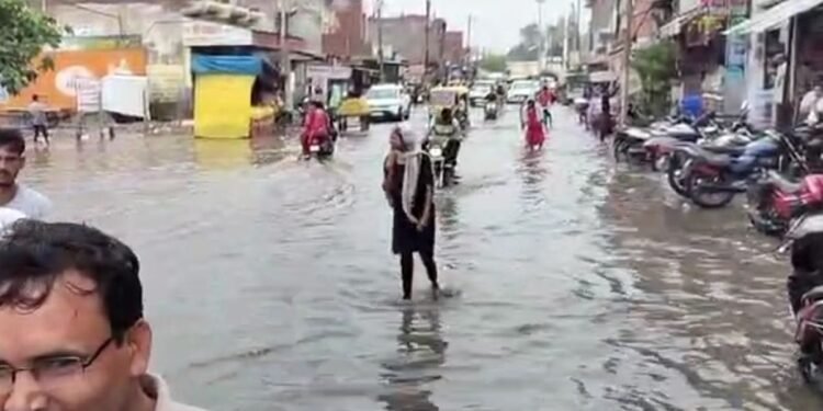 Auraiya News: बारिश से सड़कों पर जलभराव, घरों में घुसा पानी