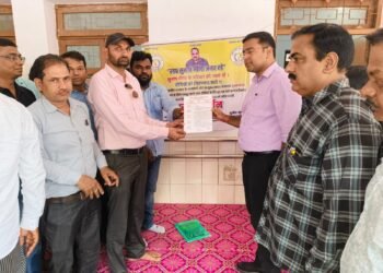 Auraiya News: हापुड़ के लेखपाल की मौत के विरोध में धरना-प्रदर्शन