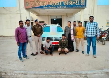 Auraiya News: कार समेत पकड़े दो तस्कर, 20 लाख का गांजा बरामद