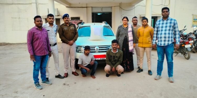 Auraiya News: कार समेत पकड़े दो तस्कर, 20 लाख का गांजा बरामद