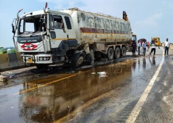 Kanpur: ऑयल टैंकर की टक्कर से स्कूटी चला रही युवती पचास मीटर घिसटी, मौत