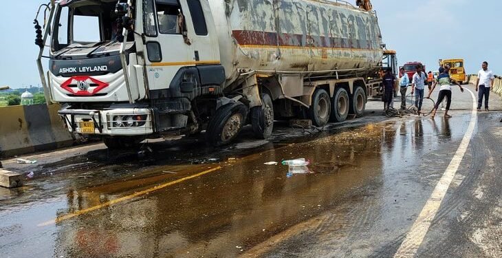 Kanpur: ऑयल टैंकर की टक्कर से स्कूटी चला रही युवती पचास मीटर घिसटी, मौत