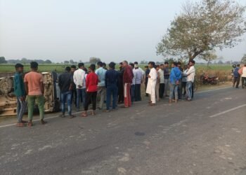 Auraiya News: बाइक से टकराने के बाद कार पलटी, दो घायल