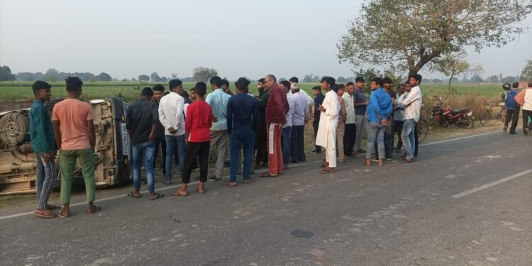 Auraiya News: बाइक से टकराने के बाद कार पलटी, दो घायल