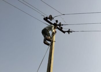 Auraiya News: बड़ी लाइन में फाॅल्ट से 12 घंटे ठप रही आपूर्ति