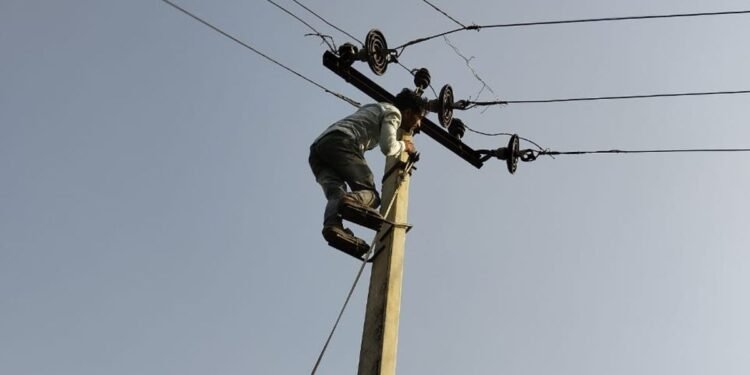 Auraiya News: बड़ी लाइन में फाॅल्ट से 12 घंटे ठप रही आपूर्ति